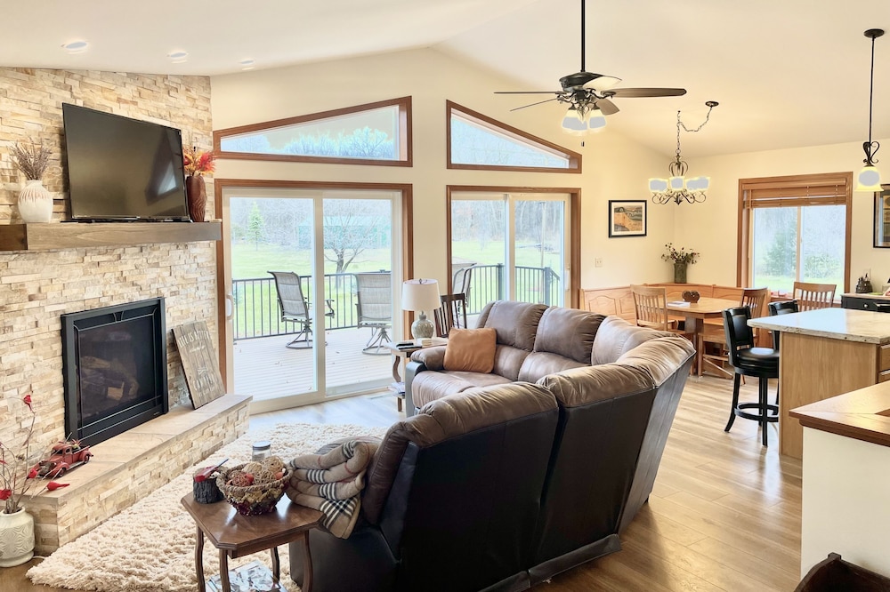 Cheerful cottage w/ fireplace. Great location for exploring the Lake Pepin area!