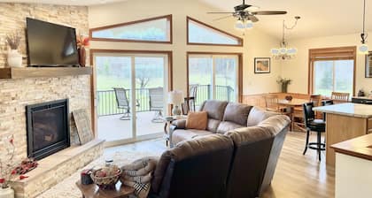 Cheerful cottage w/ fireplace. Great location for exploring the Lake Pepin area!