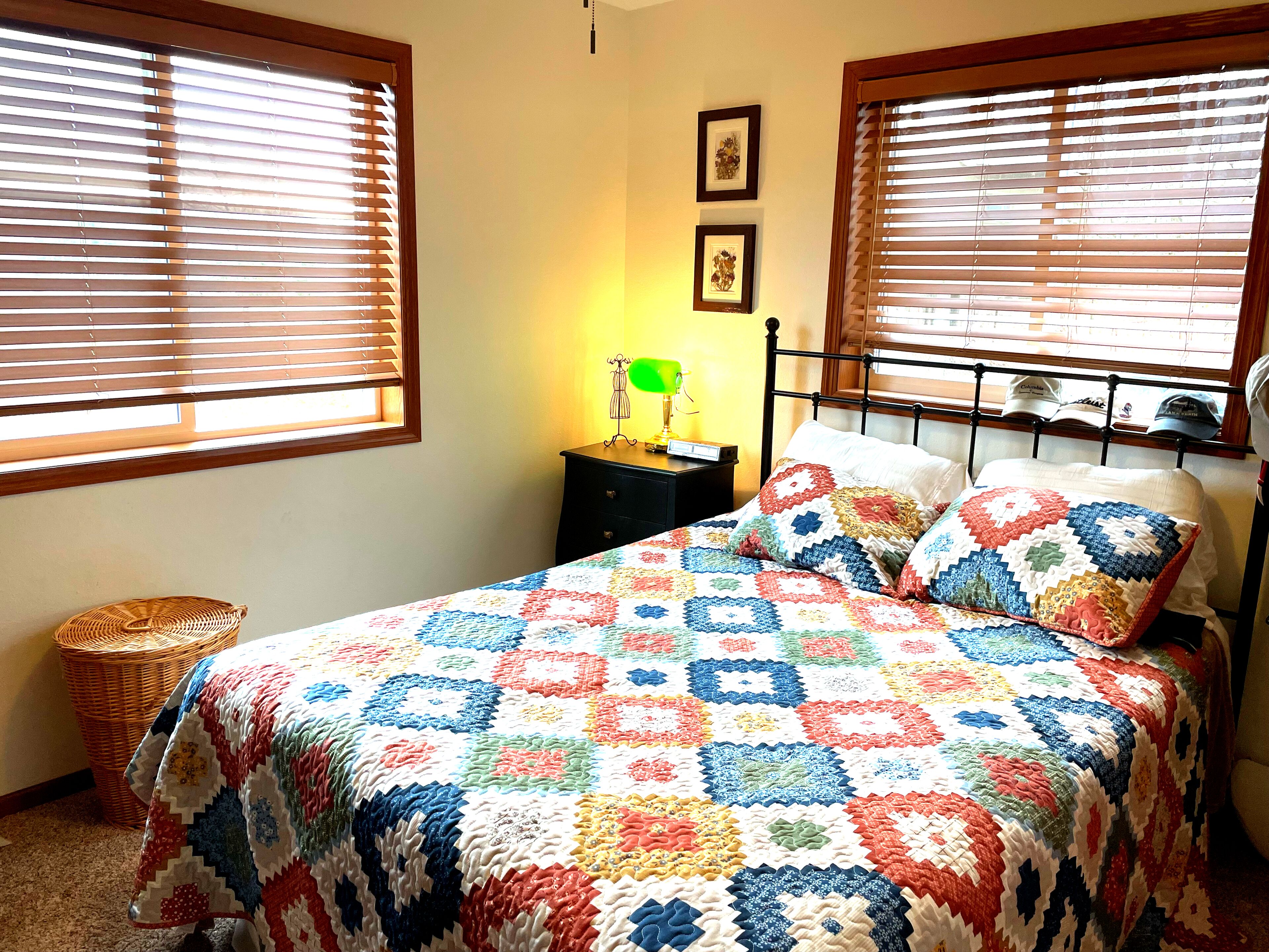 Cheerful cottage w/ fireplace. Great location for exploring the Lake Pepin area!