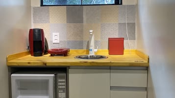 Frigobar, horno, cafetera y tetera y tostadora