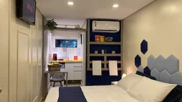 Habitación doble urbana | Ropa de cama hipoalergénica y caja de seguridad en la habitación