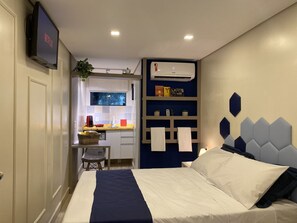 City Double Room | Hypo-allergenic bedding, in-room safe, individually decorated - Urban Box House (São Paulo)