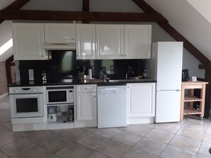 Réfrigérateur, micro-ondes, four, plaque de cuisson