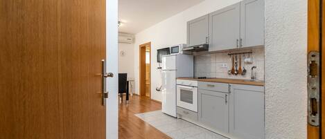 Jääkaappi, mikroaaltouuni, uuni, liesi