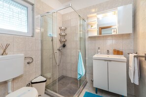 Dusche, Haartrockner, Handtücher, Seife