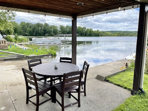 Relaxing Ranch Style Waterfront Home--30 minutes from Ann Arbor