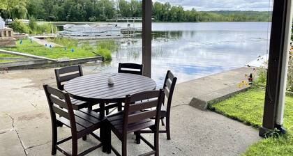 Relaxing Ranch Style Waterfront Home--30 minutes from Ann Arbor