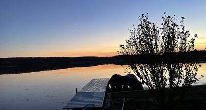 Relaxing Ranch Style Waterfront Home--30 minutes from Ann Arbor