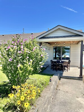 Outdoor dining - Relaxing Ranch Style Waterfront Home--30 minutes from Ann Arbor (Pinckney)