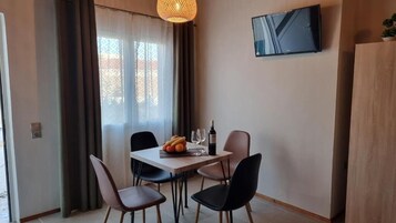 Espacio para trabajar con laptop y cortinas blackout 