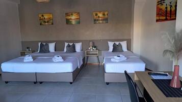 Habitación triple Confort | Espacio para trabajar con un portátil y cortinas opacas