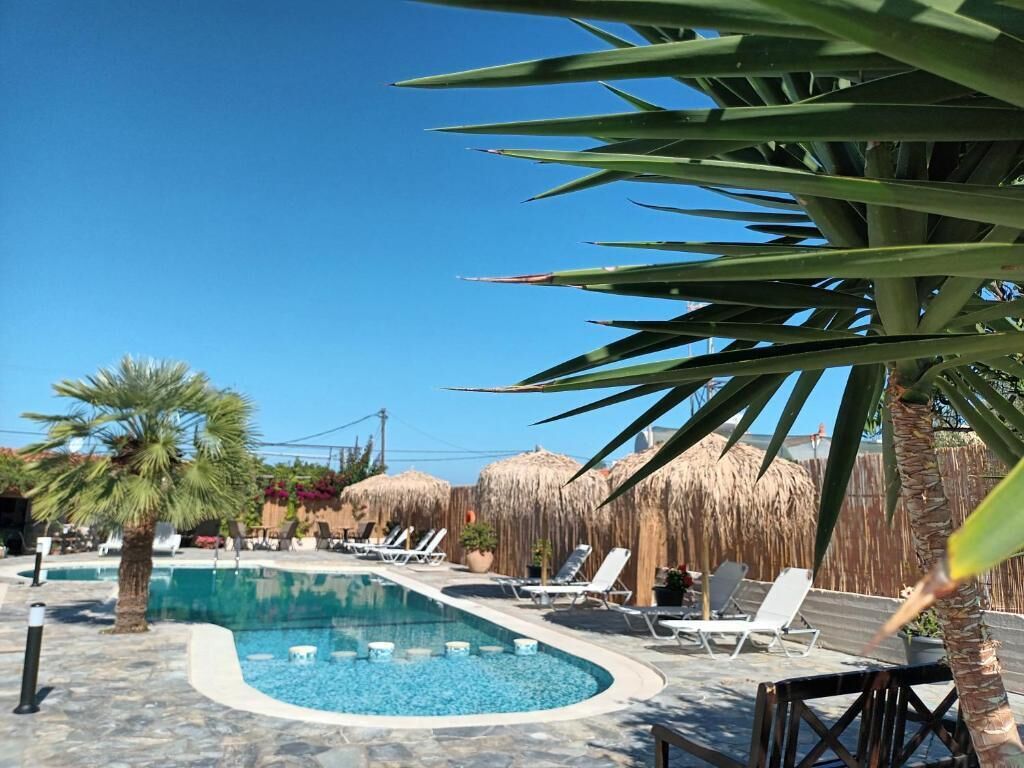 Una piscina al aire libre de temporada