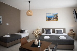 Chambre triple classique | Espace de travail pour ordinateurs portables, rideaux d’obscurcissement