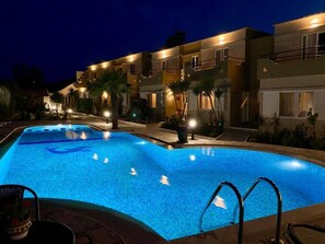 Piscine extérieure en saison