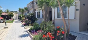 Basic Triple Room | Garden - Secret Garden Hotel (Platanias)