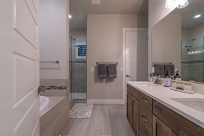 Badewanne, Haartrockner, Handtücher