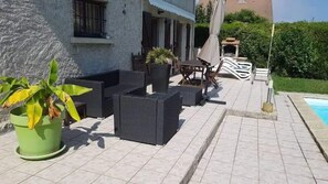 Outdoor dining - Villa with swimming pool and jacuzzi, (Varces-Allières-et-Risset)