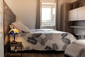 4 habitaciones, escritorio, tabla de planchar con plancha y wifi gratis 