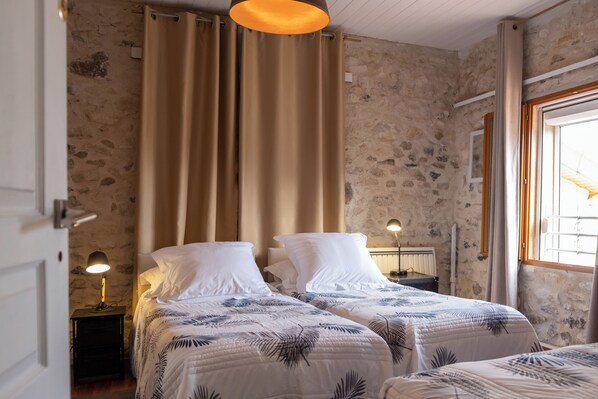 2 bedrooms, desk, iron/ironing board, free WiFi - GITE DU SUD DE L'AISNE Rated 3 stars by Aisne tourisme. (Hautevesnes)