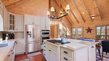 Full-sized fridge, microwave, oven, stovetop