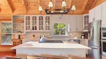 Full-sized fridge, microwave, oven, stovetop