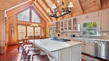 Full-sized fridge, microwave, oven, stovetop