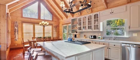 Full-sized fridge, microwave, oven, stovetop