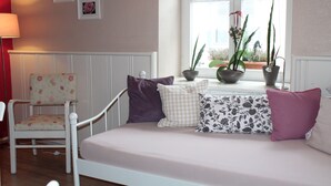A bedroom with a bed, a chair, and potted plants. - Comfortable apartment on the Zollernalb for families, single travelers, workers, .... (Meßstetten)