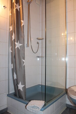 Chuveiro, secador de cabelo, toalhas de banho, sabonete