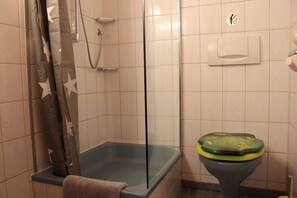 Ducha, secador de pelo, toallas, jabón