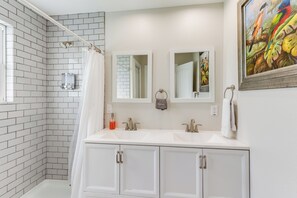 Douche, séchoir à cheveux, serviettes fournies