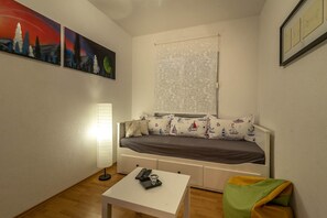 2 habitaciones, escritorio y tabla de planchar con plancha