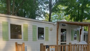 A wooden deck leading to a white building with green shutters, a sign indicating 'E051', and a small porch area. - Smart Home Athens with terrace, ~15 min Europapark, Rulantica (Boofzheim)