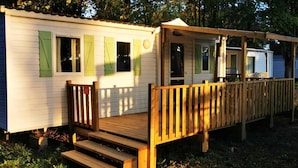 A row of mobile homes with a wooden deck and a small porch. - Smart Home Athens with terrace, ~15 min Europapark, Rulantica (Boofzheim)