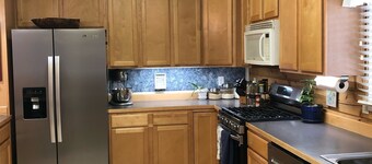 3 Bd-Beautiful Log Home w Garage & Yard in Central Wasilla