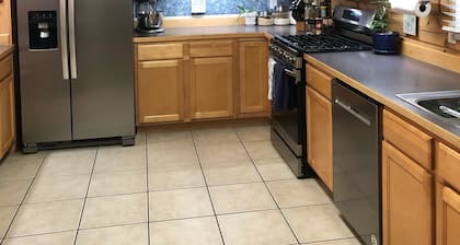3 Bd-Beautiful Log Home w Garage & Yard in Central Wasilla