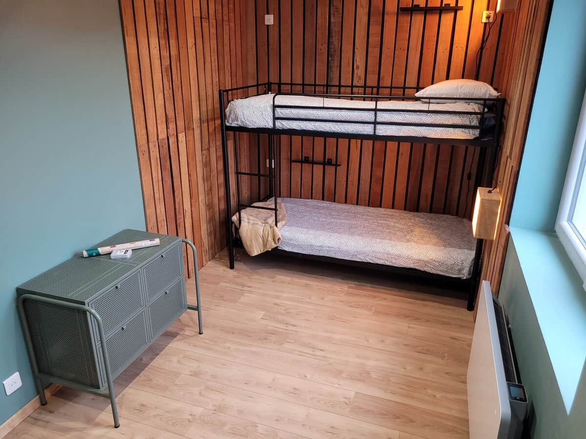 3 slaapkamers, een strijkplank/strijkijzer, gratis wifi, beddengoed