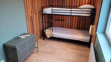 3 slaapkamers, een strijkplank/strijkijzer, gratis wifi, beddengoed