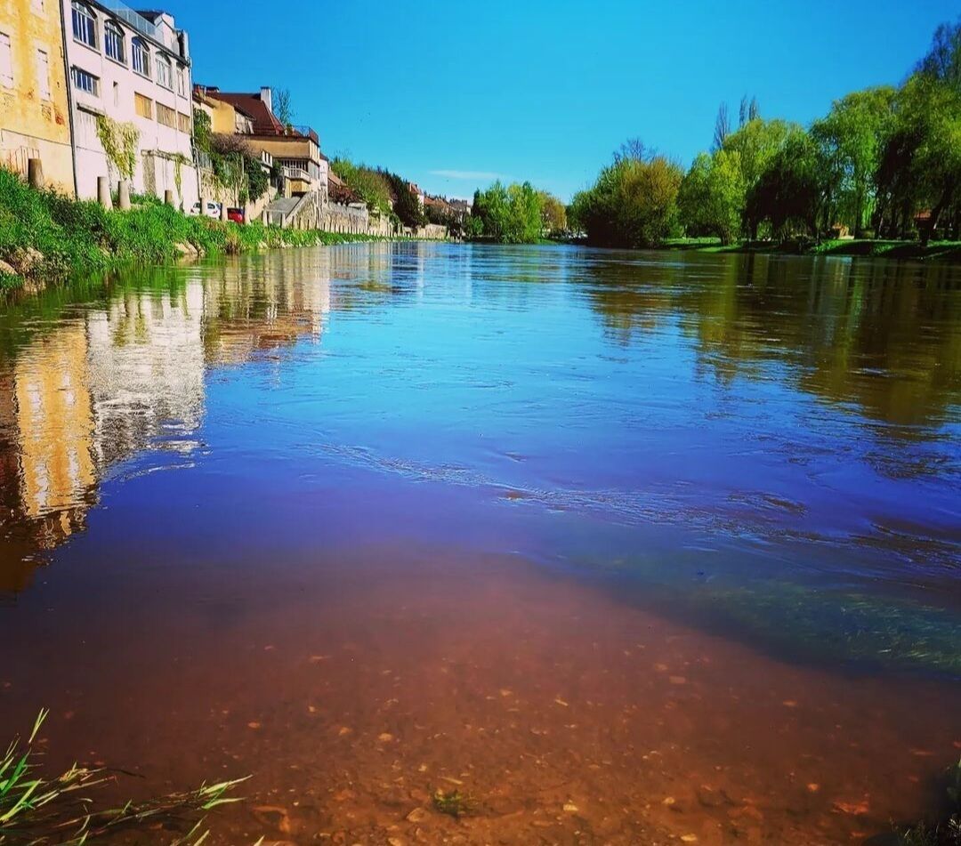 Suihkun ja ammeen yhdistelmä, hiustenkuivaaja, pyyhkeet, vessapaperi