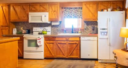 3 Deer Cabin - Fireplace - Mountain View