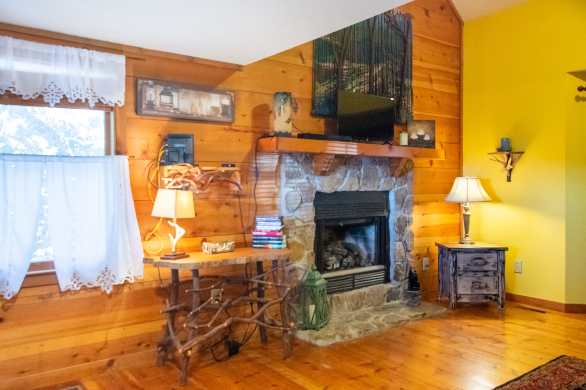 3 Deer Cabin - Fireplace - Mountain View