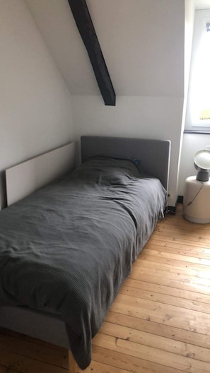 3 makuuhuonetta, työpöytä, silitysrauta/-lauta, ilmainen Wi-Fi