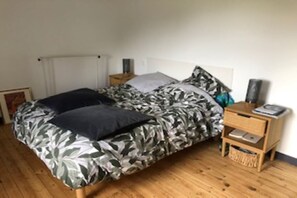 3 makuuhuonetta, työpöytä, silitysrauta/-lauta, ilmainen Wi-Fi