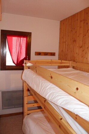 A bunk bed room with a window, wooden walls, and a ventilation system. - Resort center, 3rd floor, balcony, tv, ski locker, 38m², Valloire (Valloire)