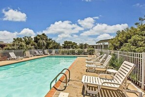 Outdoor pool - Tiny House on Sunset Point - Back Bay (Virginia Beach)