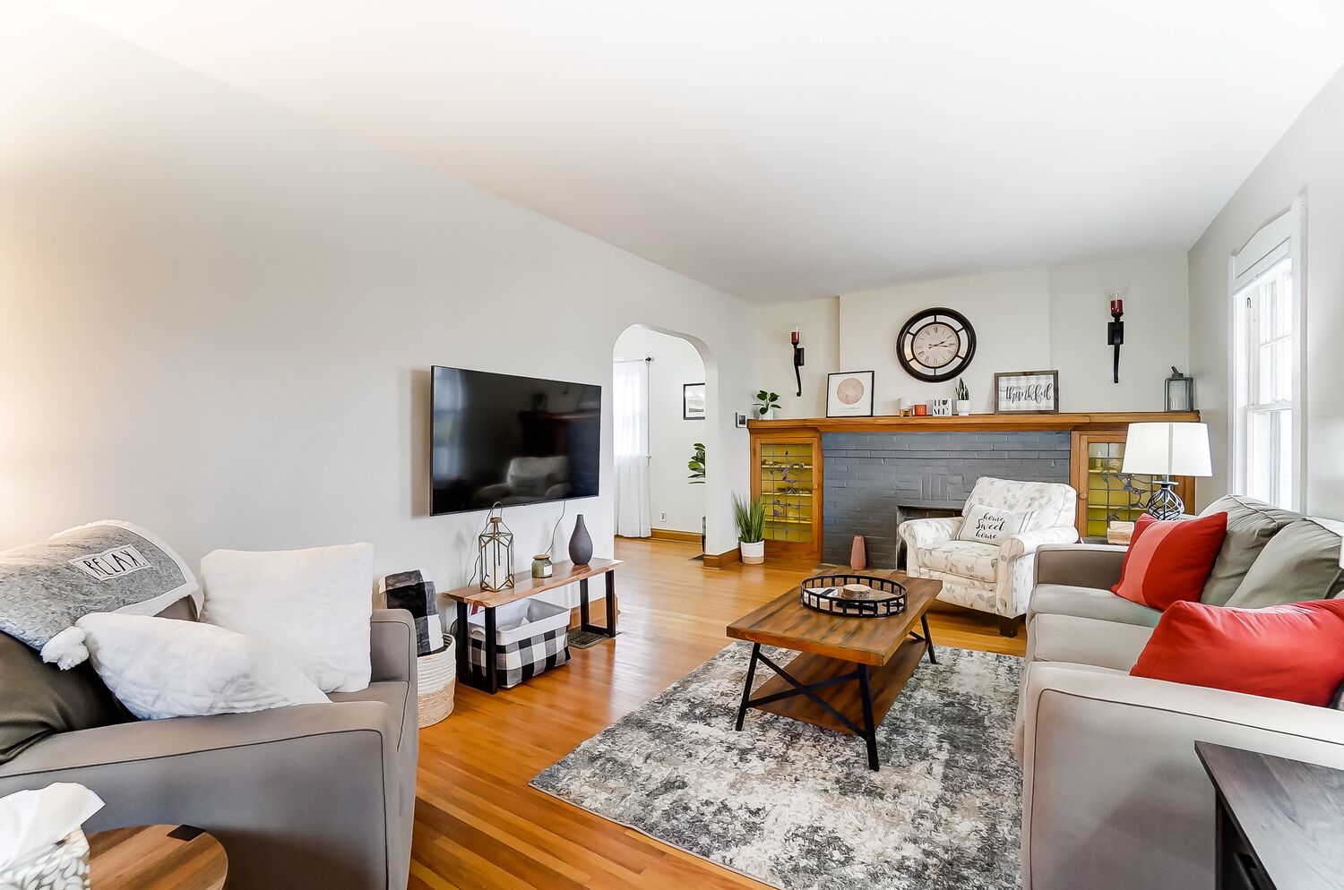 Charming 3 bdr! City location! Great parking!