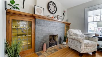 Una Smart TV, una chimenea