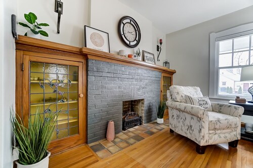 Charming 3 bdr! City location! Great parking!