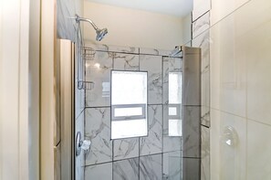 Bañera, secador de pelo, toallas y papel higiénico