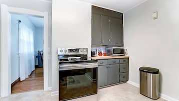 Frigorífic, microones, forn i placa de cuina